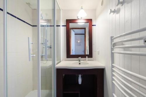 une salle de bain avec un lavabo, une douche et un miroir dans l'établissement Résidence Port du Crouesty - maeva Home - Appartement 2 pièces 7 personnes - Confort MAE-9454, à Arzon