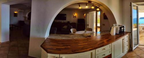 eine Küche mit einem Torbogen in einem Wohnzimmer in der Unterkunft Sea Star in Dubrovnik