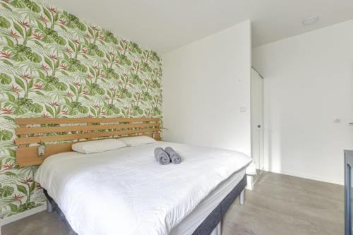 une chambre avec un lit avec deux chaussures dessus dans l'établissement Lovely studio for 2 near the Seine, à Paris