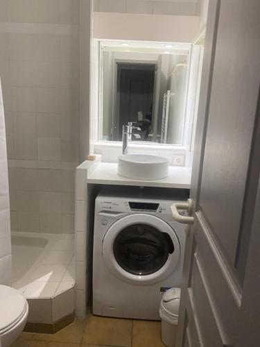 une salle de bain avec une machine à laver et un lavabo dans l'établissement Village Pont Royal en Provence - maeva Home - Appartement 2 pièces 6 personnes climatisé - Prestige MAE-4537, à Mallemort