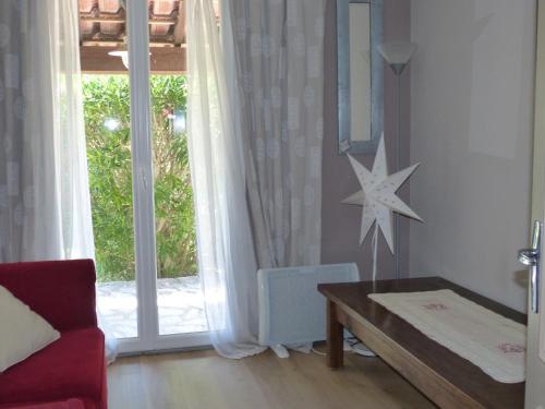 d'un salon avec une grande porte coulissante en verre. dans l'établissement Gîte de charme en Provence, à Pernes-les-Fontaines