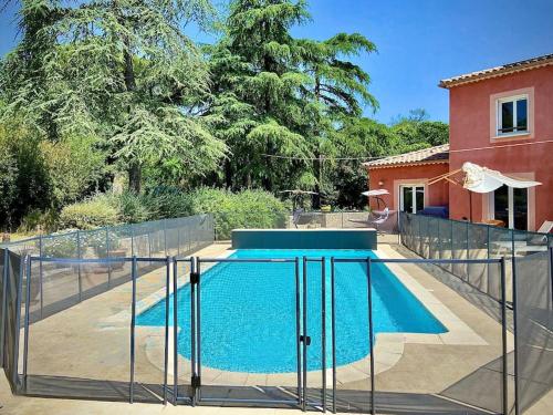 Photo de la galerie de l'établissement Élégante Villa avec piscine protégée, à Nîmes
