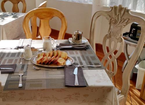 uma mesa com um prato de comida em La Coupole Hotel em Quito