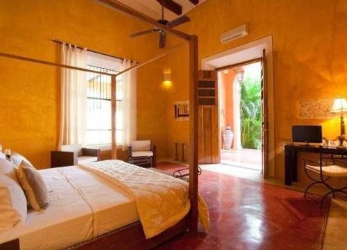 Postel nebo postele na pokoji v ubytování Hotel Hacienda Mérida VIP