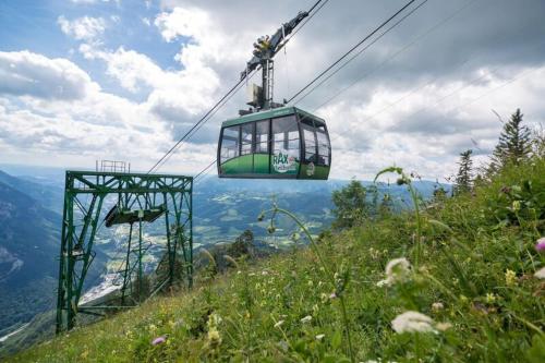a gondola is flying over a mountain at Schöne Ferienwohnung in Schottwien