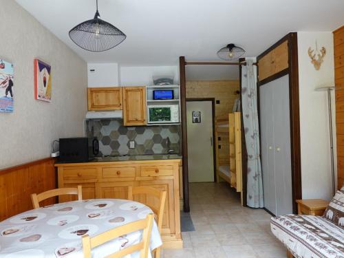 une cuisine avec une table et une petite cuisine avec une chambre dans l'établissement Studio proche centre et pistes pour 4 pers. à Morzine - FR-1-684-63, à Morzine