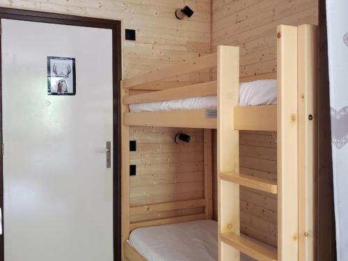 - une chambre avec des lits superposés dans une cabine dans l'établissement Studio proche centre et pistes pour 4 pers. à Morzine - FR-1-684-63, à Morzine