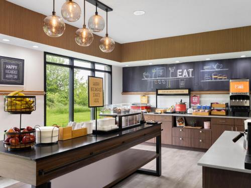 a fast food restaurant with a counter with food at Hampton Inn Ottawa - Starved Rock Area in Ottawa