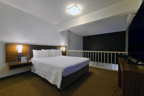 Postel nebo postele na pokoji v ubytování Hotel Deville Curitiba