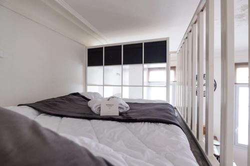 - un lit avec une pancarte dans une chambre dans l'établissement Nid douillet, à Périgueux