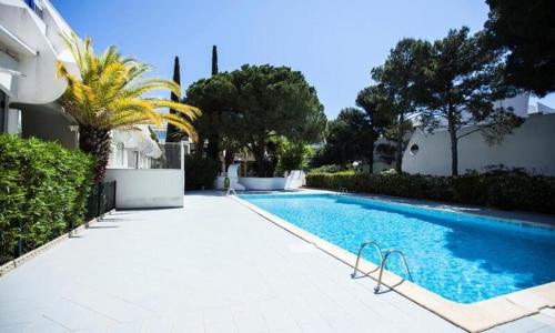 une piscine devant une maison dans l'établissement Studio très beau quartier le Ponant avec piscine Résidence Port Vincent, à La Grande Motte