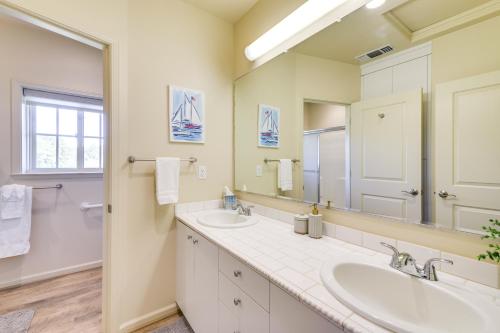 une salle de bain avec deux lavabos et un grand miroir dans l'établissement Kelseyville Vacation Rental about 5 Mi to Clear Lake!, à Kelseyville