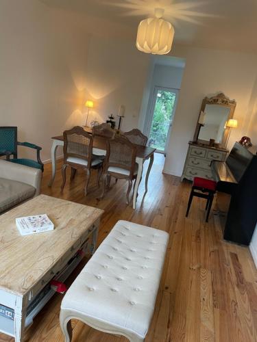 un salon avec une table et une salle à manger dans l'établissement Charmante maison de ville, à Caen