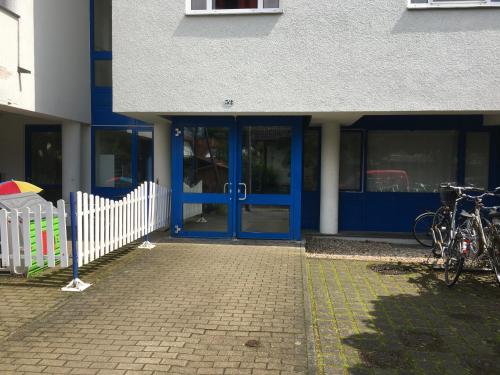a blue door of a building with bikes parked outside at Ferienwohnung Tiny-Klotzsche in Dresden