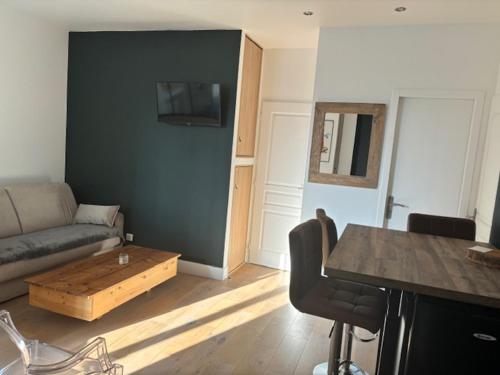 un salon avec un canapé et une table dans l'établissement Studio totalement rénové en plein centre-ville devant la Préfecture de Lyon, à Lyon