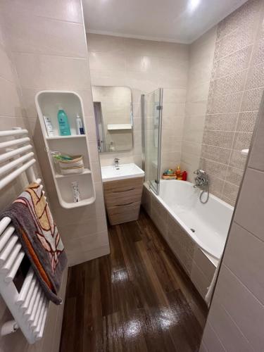 une salle de bain avec une baignoire et un lavabo et une baignoire dans l'établissement Bel appartement 4 pièces cosy, à Cannes