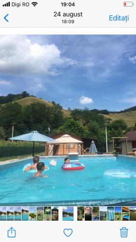 Bazén v ubytování Domeniul Paradisului Relax&Fun nebo v jeho okolí