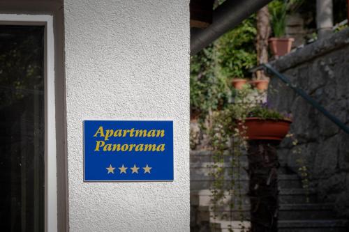 Un cartel en un edificio que dice apartamento pentágono en Apartman Panorama, en Rijeka