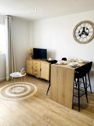 Photo de la galerie de l'établissement magnifique Studio calais plage Parking gratuit, à Calais