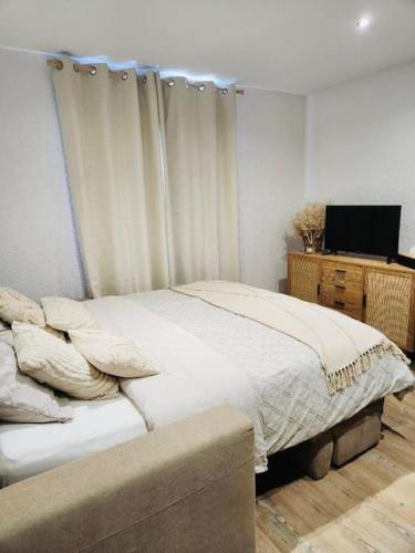 Photo de la galerie de l'établissement magnifique Studio calais plage Parking gratuit, à Calais