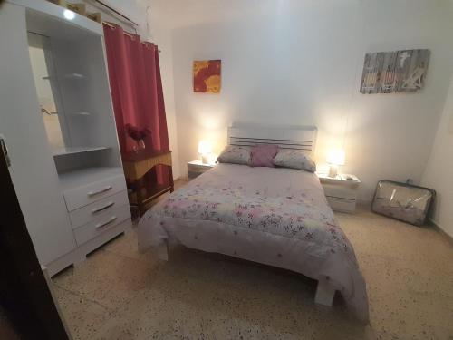 Un dormitorio con una cama, una cómoda y un espejo. en Central apartment in Otrabanda, en Willemstad