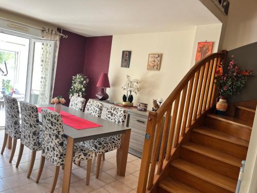 une salle à manger avec une table et des chaises dans l'établissement La Baule - Villa avec jardin, 15 mn plage-centre-ville, à La Baule
