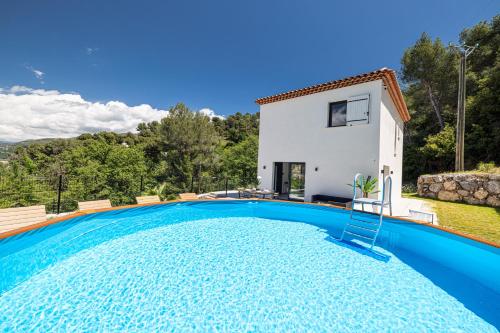 une villa avec piscine devant une maison dans l'établissement Villa Riviera - Nouveaute entre mer et montagnes, à Colomars