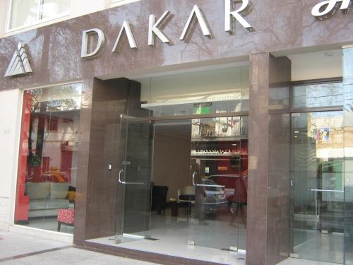 uma loja dakar com um sinal na frente em DAKAR HOTEL em Mendoza