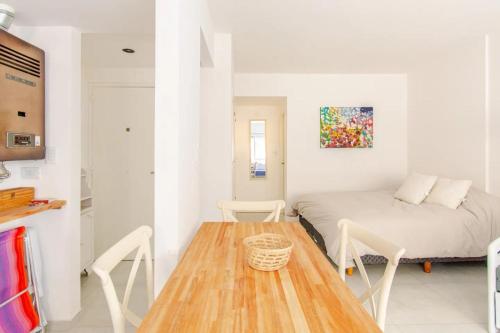 a small room with a bed and a table at Confort en zona Güemes y Shopping Aldrey, a 2 cuadras de la playa. in Mar del Plata