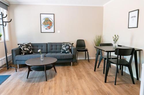 a living room with a couch and a table and chairs at Perchlodge in Mönsterås