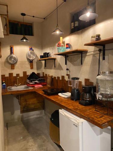een keuken met een aanrecht en een aanrechtblad bij Casa X'Lapac in Valladolid