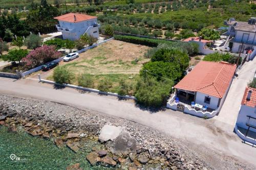 an aerial view of a house with a yard at Cottage On The Wave With Amazing View in Paralia Kallonis