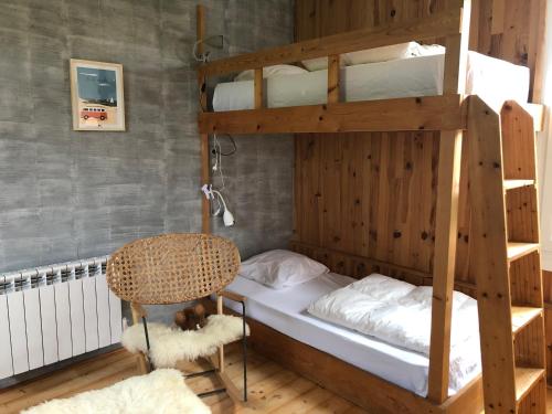 フォール・マオン・プラージュにあるMaison de campagne au bord de la merの二段ベッド2台と椅子のある寝室