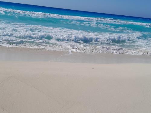 an aerial view of the ocean and the beach at شاليه للايجار 3 غرف مكيفات بقرية جراند هيلز الساحل الشمالى بإطلاله مباشره على البول in Qaryat Shurūq