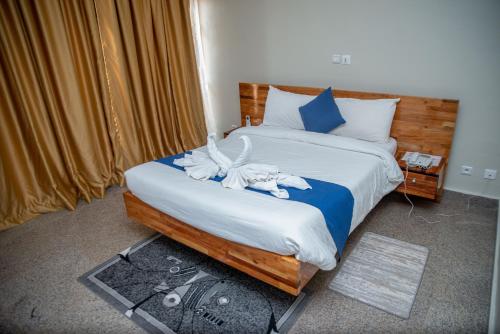 Un pat sau paturi într-o cameră la Hôtel Printemps Katana