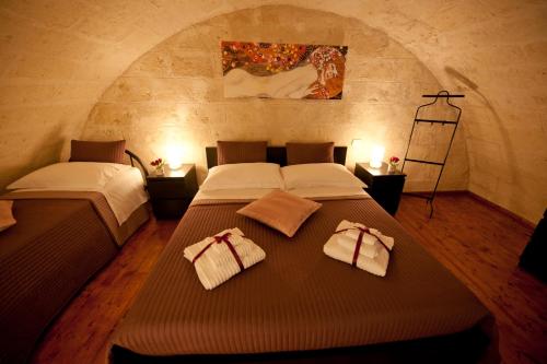 1 dormitorio con 2 camas y toallas. en Il Mulino A Vento, en Matera