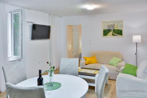 Apartment Bela