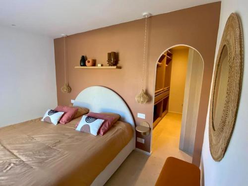 une chambre avec un lit avec deux oreillers dessus dans l'établissement Magnifique Villa avec piscine proche plage, à Six-Fours-les-Plages