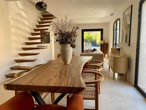 une salle à manger avec une table et un escalier dans l'établissement Magnifique Villa avec piscine proche plage, à Six-Fours-les-Plages
