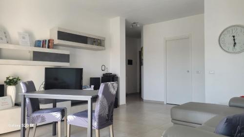 Μια τηλεόραση ή/και κέντρο ψυχαγωγίας στο Intero Appartamento con Parcheggio Gratuito