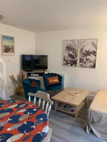 Charmante maison avec piscine , plage à 500 m , location du samedi au samedi !!!