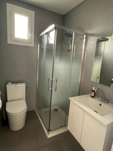 une salle de bain avec une douche, des toilettes et un lavabo dans l'établissement Villa piscine Marseille, à Marseille