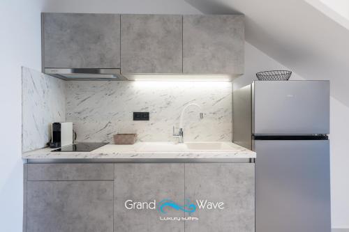 Dapur atau dapur kecil di Grand Wave Luxury Suites