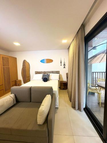 a bedroom with a bed and a couch at Estilo Itacaré in Itacaré