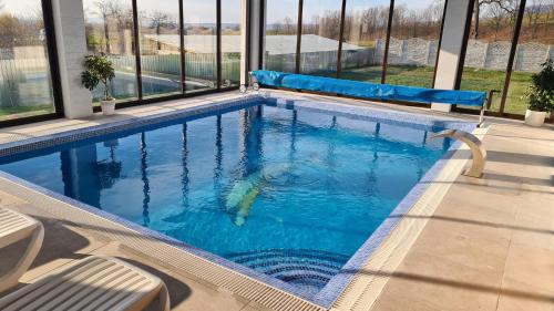 Bazén v ubytování Pensiunea GOLD Wellness&Spa nebo v jeho okolí