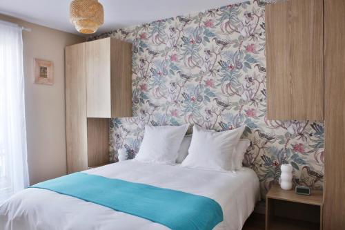 une chambre avec un lit avec un papier peint fleuri dans l'établissement 