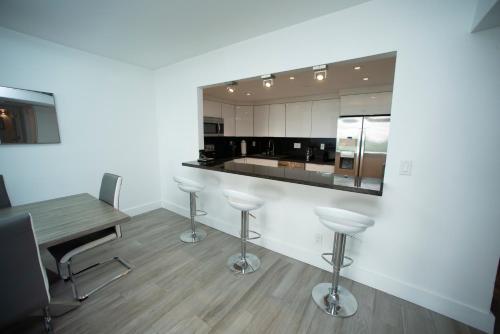 Dapur atau dapur kecil di Spacious apartment of 2BR - 2BTH in Ocean Reserv front the beach