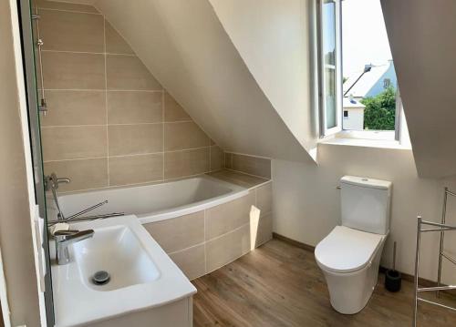 une salle de bain avec un lavabo, des toilettes et une baignoire dans l'établissement Maison de caractère 12 couchages - 300m de la plage de sable Location a la semaine en ete, à Binic