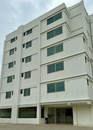 a white building with windows at Hotel Santa Fe in Tuxtla Gutiérrez