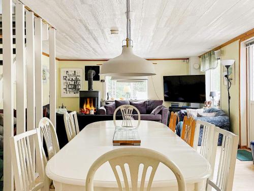Televisyen dan/atau pusat hiburan di 4 star holiday home in VÄDDÖ-By Traum